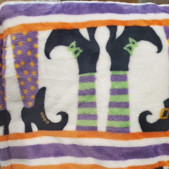 Hocus Pocus Witch Leg Throw-NWT - Picture 4 of 4